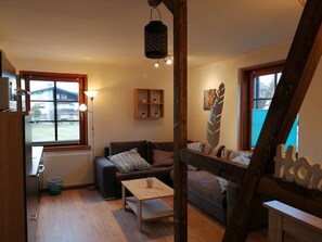 Apartamento, no piso térreo | Sala de estar | TV de tela plana