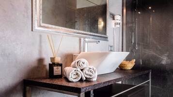 Deluxe Double Room | Bathroom | Free toiletries, hair dryer, slippers, bidet