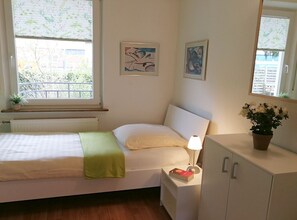 5 bedrooms, iron/ironing board, WiFi, bed sheets