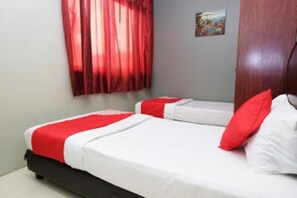 Desk, free WiFi, bed sheets - Stada Hotel (Kota Bharu)