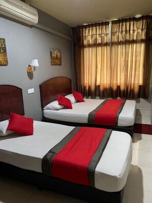 Escritorio, wifi gratis y ropa de cama 