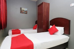 Escritorio, wifi gratis y ropa de cama 