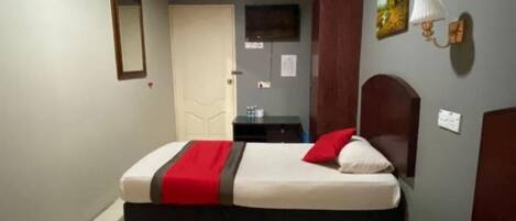 Escritorio, wifi gratis y ropa de cama