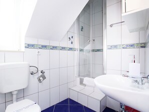 Towels, shampoo, toilet paper