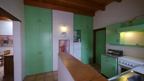 Een koelkast, een oven, een kookplaat, een vaatwasser