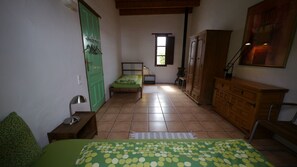 2 soverom, skrivebord, reiseseng for barn og wi-fi (inkludert)