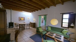 Een smart-tv, een open haard, tafelvoetbal en boeken