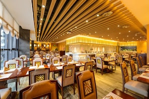 Daily buffet breakfast (CNY 50 per person)