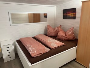 2 bedrooms, travel crib, bed sheets