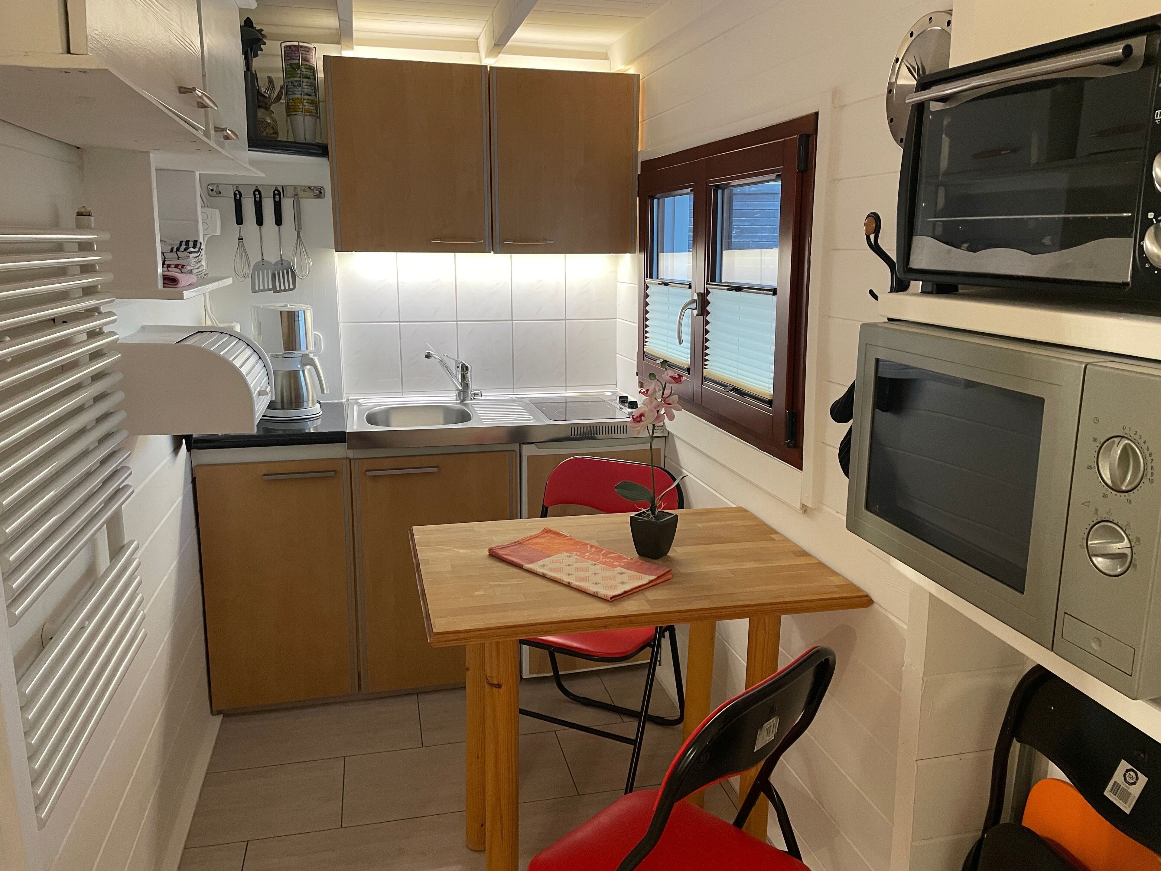 冷蔵庫、電子レンジ、オーブン、ハイチェア