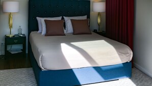 Double Room, 1 Queen Bed (Neutral) | Desk, blackout drapes, soundproofing, rollaway beds (surcharge) - Casa do Mercado (Ponta Delgada)
