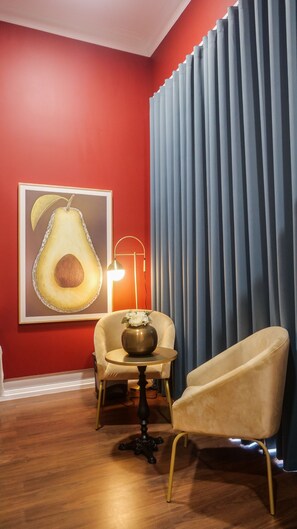 32-英寸纯平电视 （配备有线频道）、电视