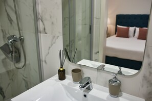 Habitación doble, 1 cama de matrimonio (Neutral) | Baño | Ducha y cabezal de ducha tipo lluvia