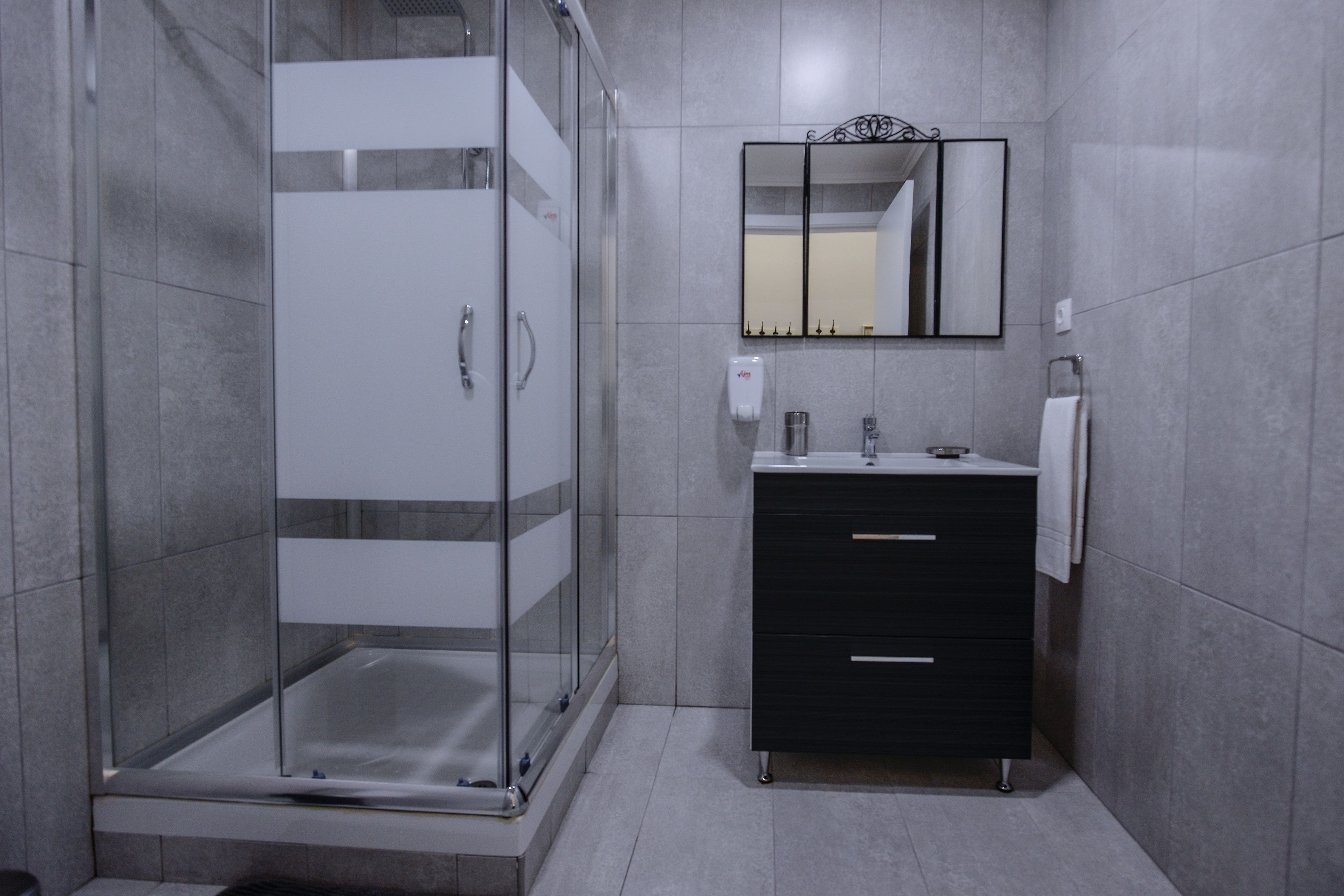 shower, rainfall showerhead, free toiletries, hair dryer