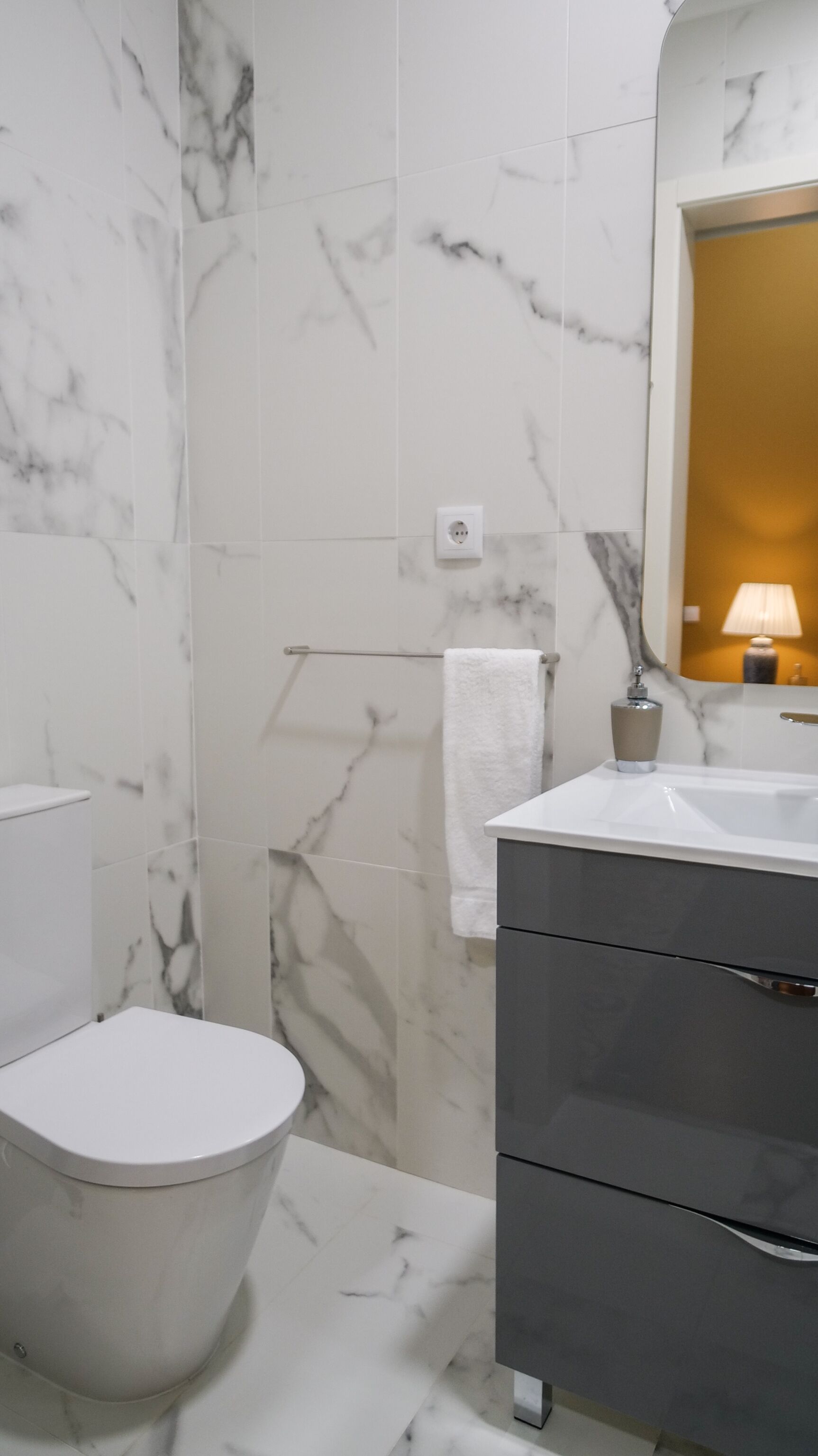 deluxe double room, 1 queen bed, city view (yellow) | bathroom | shower, rainfall showerhead, free toiletries, hair dryer