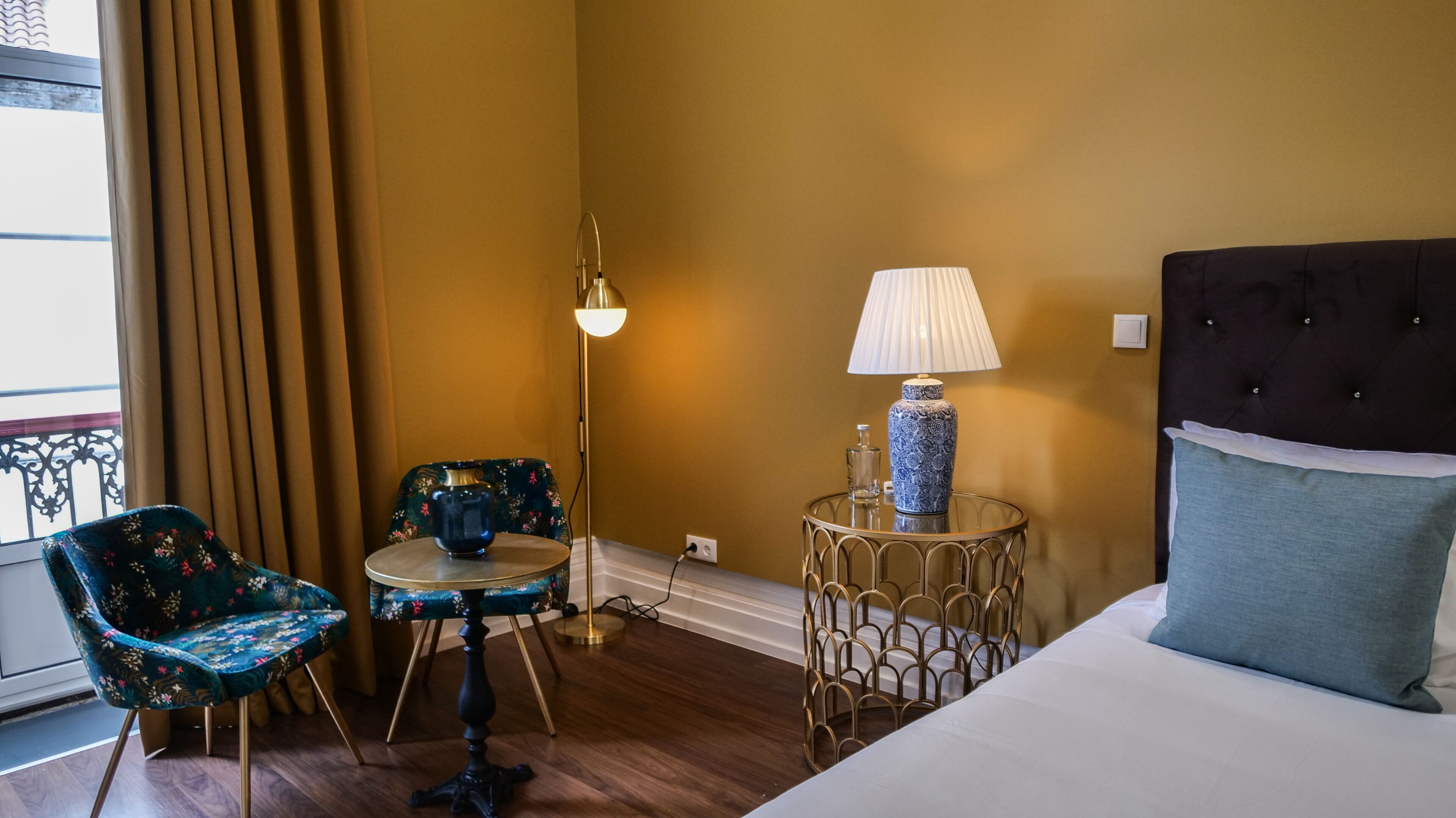 deluxe double room, 1 queen bed, city view (yellow) | living area | 32-inch flat-screen tv with cable channels, tv