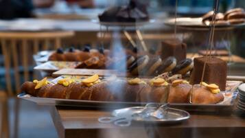 Päivittäinen mannermainen aamiainen maksusta