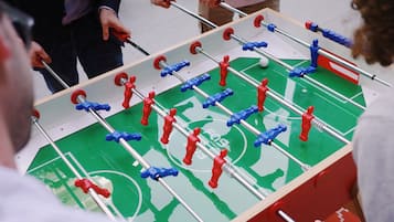 Un tavolo da calcio con giocatori rossi e blu.