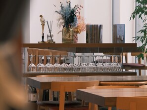 供應早餐、午餐、晚餐;多國菜;園景