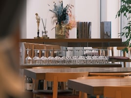 Se sirven desayunos y cocina internacional, con vista al jardín