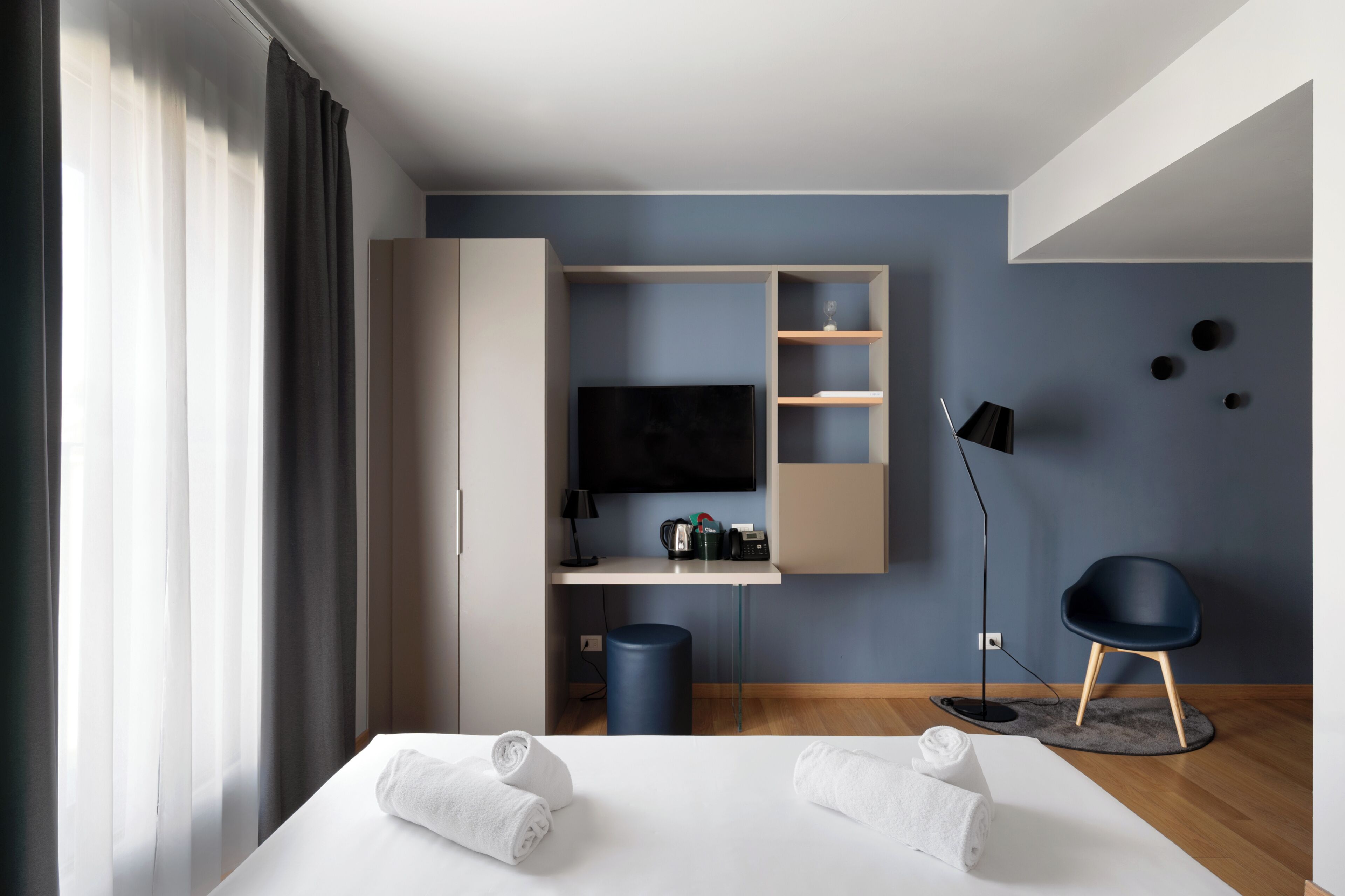 Wizard - King Size Bed - FREE MINIBAR | Premium bedding, down duvets, pillow-top beds, in-room safe