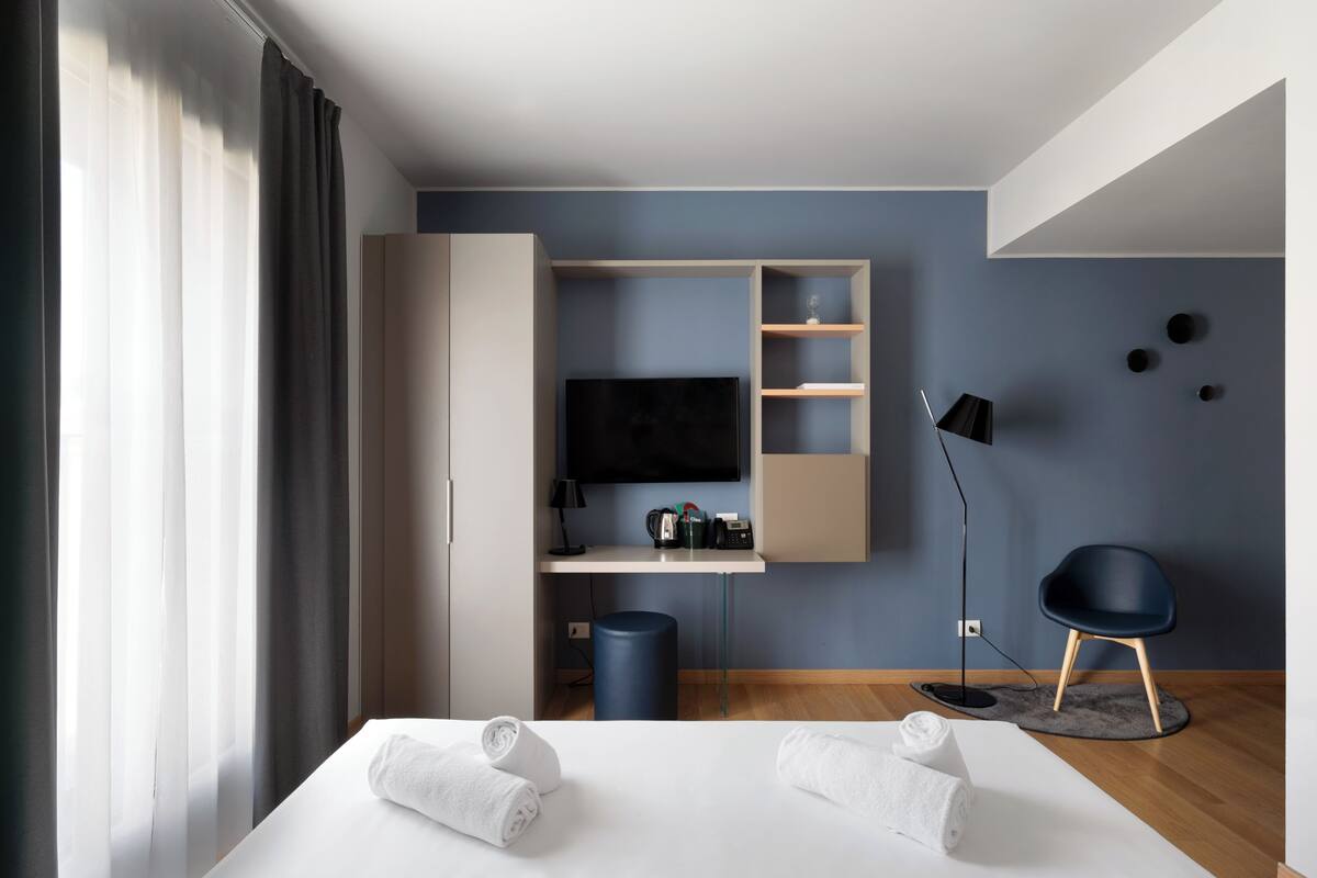 Wizard - King Size Bed (Free Minibar) | 高級寢具、羽絨被、特厚豪華床墊、房內夾萬