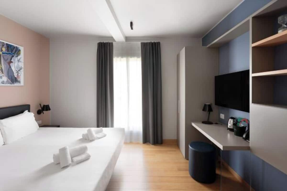 Premium bedding, down comforters, pillowtop beds, in-room safe