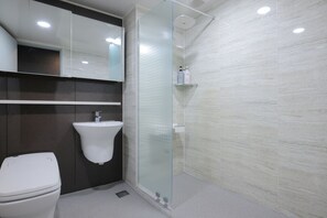 Standard Ondol Room | Bathroom | Separate tub and shower, deep soaking tub, free toiletries, hair dryer - Elysian Hotel (Donghae)