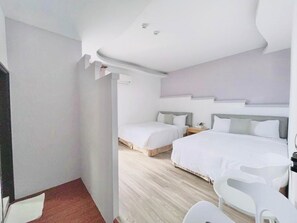 Habitación cuádruple estándar | Escritorio, cortinas opacas, wifi gratis y ropa de cama