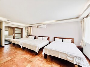 Family Room | Desk, blackout drapes, free WiFi, bed sheets - Li Ting B&B (Hengchun)