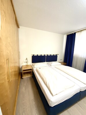 Apartment (01) | In-room safe, desk, blackout curtains, soundproofing - Rebgarten Schulgasse (Ravensburg)