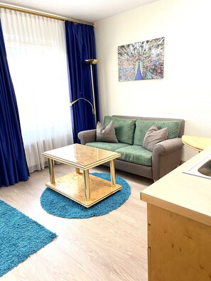 Apartment (02) | In-room safe, desk, blackout curtains, soundproofing - Rebgarten Schulgasse (Ravensburg)
