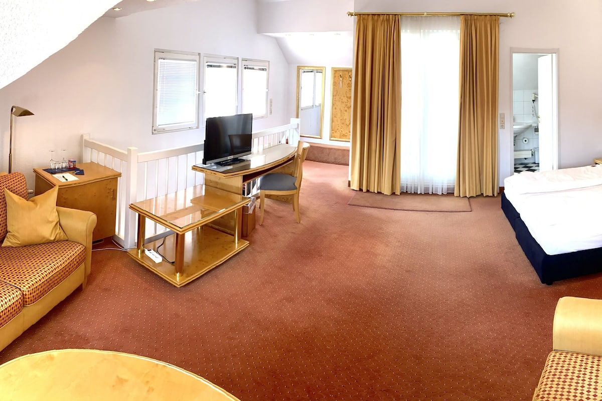 apartment (09) | in-room safe, desk, blackout curtains, soundproofing