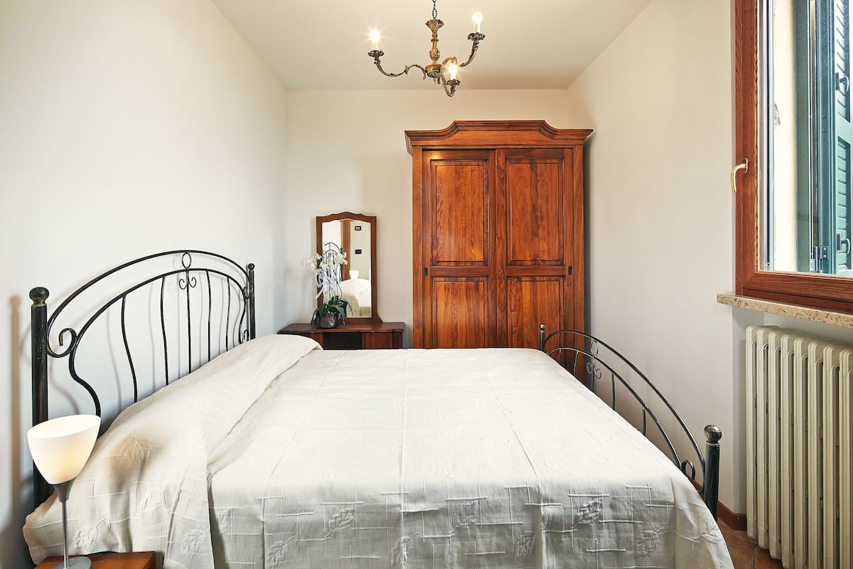 Apartamento lua de mel, vista para a cidade | Frigobar (abastecido com alguns itens grátis), escrivaninha