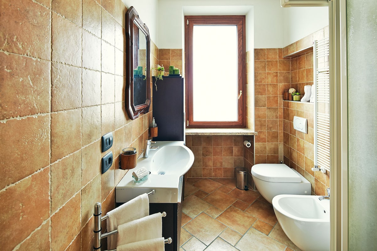 Apartamento família, 1 quarto, vista para a cidade | Banheiro | Chuveiro, chuveiro com efeito de chuva, secador de cabelo 