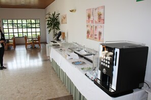 Café da manhã com buffet todos os dias (EUR 7 por pessoa)