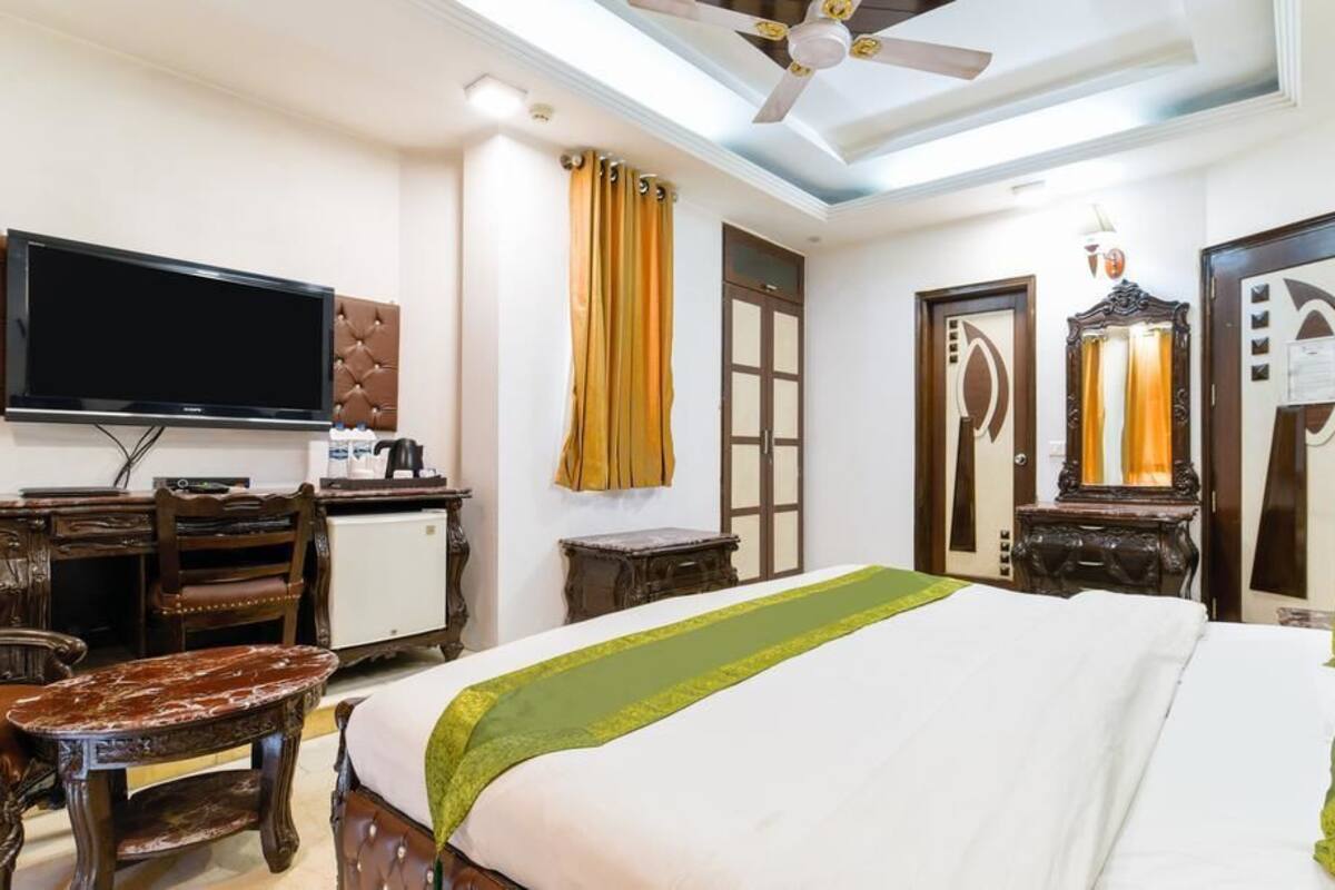 Deluxe Room, 1 King Bed, City View | Premium bedding, in-room safe, blackout curtains, free WiFi