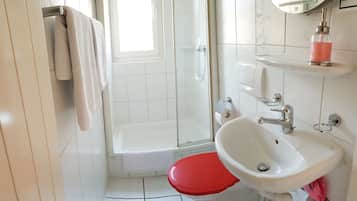 Basic Double Room | Bathroom
