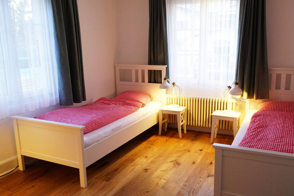 Quarto triplo básico | Roupas de cama antialérgicas, Wi-Fi de cortesia, roupa de cama