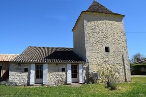 Exterior - Pretty dovecote in the countryside (monestier)