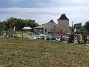 Outdoor pool - Pretty dovecote in the countryside (monestier)