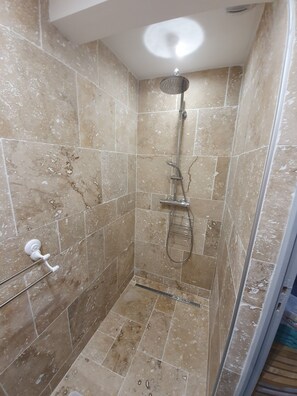 Shower, hair dryer - Pretty dovecote in the countryside (monestier)