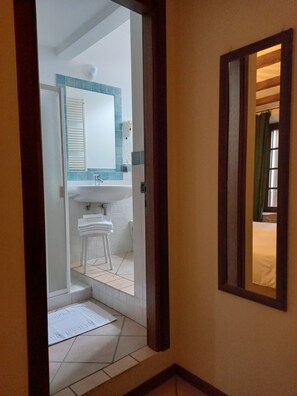 A bathroom with a white sink, a towel rack, and a mirror. - La locanda del Borgo (Langhirano)