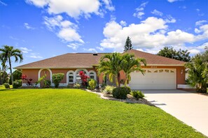 Exterior - Villa Paradise - Spacious lanai area. Heated pool and spa. Western exposure! (Cape Coral)