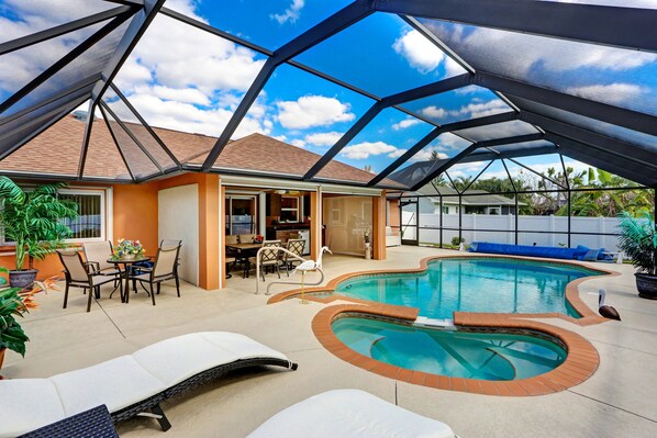 A heated pool - Villa Paradise - Spacious lanai area. Heated pool and spa. Western exposure! (Cape Coral)