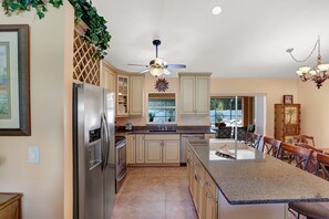 Full-size fridge, microwave, oven, stovetop - Villa Paradise - Spacious lanai area. Heated pool and spa. Western exposure! (Cape Coral)