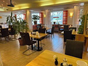 Café da manhã com buffet grátis todos os dias