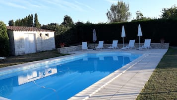 Kolam renang outdoor musiman, dengan kursi berjemur