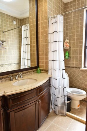 Villa | Badezimmer | Dusche, kostenlose Toilettenartikel, Haartrockner, Hausschuhe