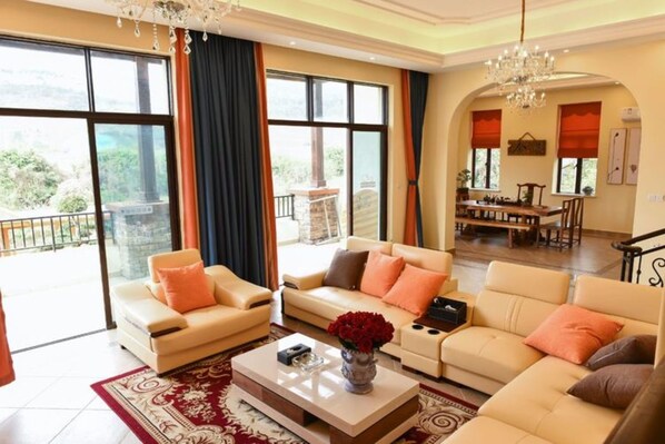 Villa | Wohnzimmer | Fernseher